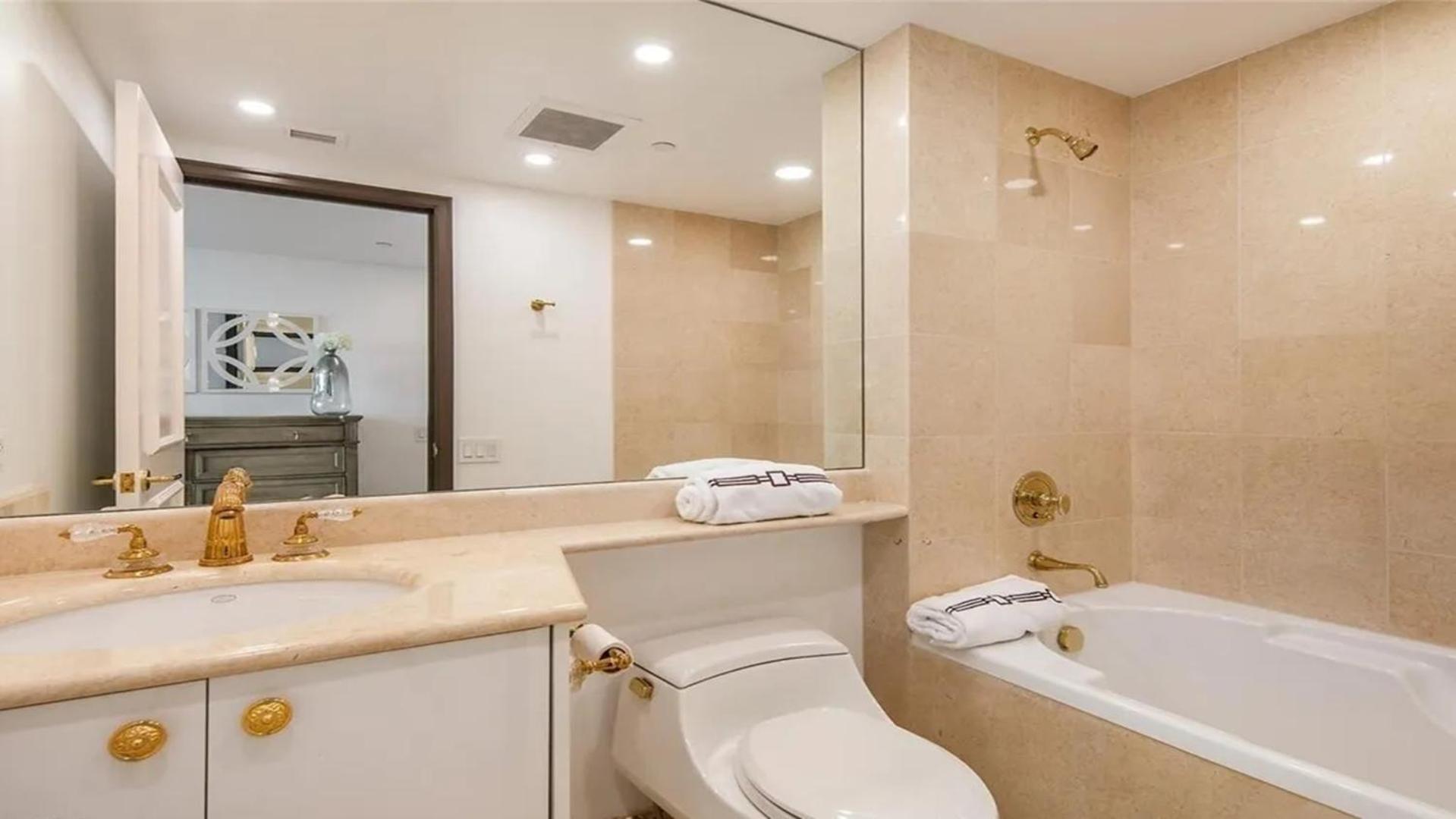 Stunning Four Bedroom Fully Professionally Remodeled Apartment ラスベガス エクステリア 写真